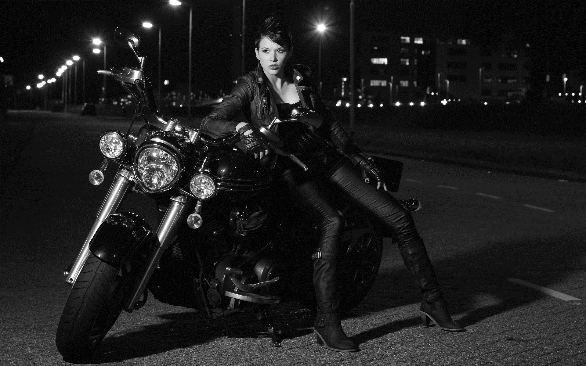 Photo Beautiful girls and motorcycles in Taguig