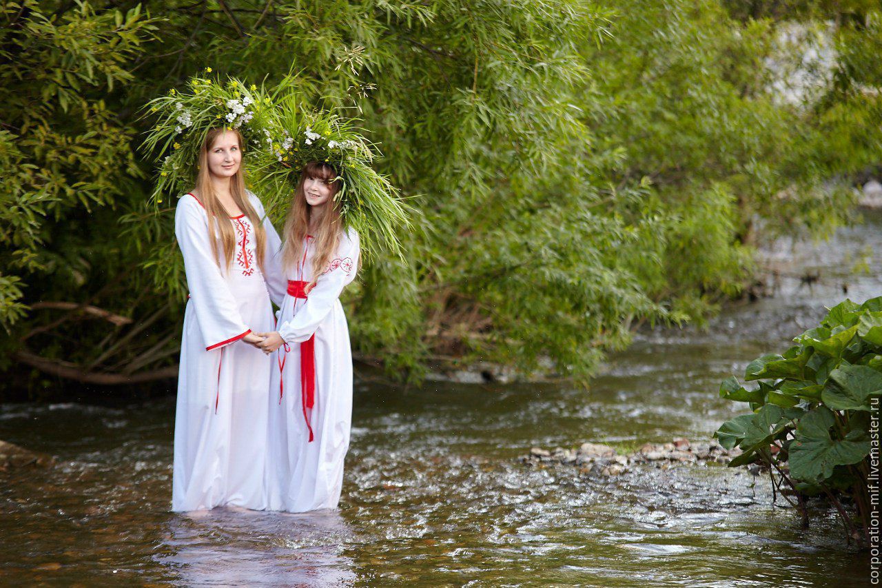 Women in Slavic costumes a simple photo, big mood